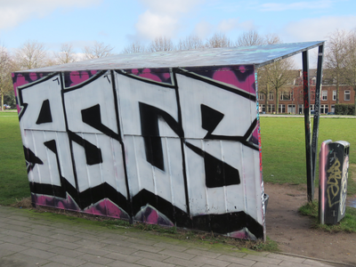 833349 Afbeelding van graffiti met de tekst 'ASOS', op de achterzijde van de dug-out bij de skatebaan in het Griftpark ...